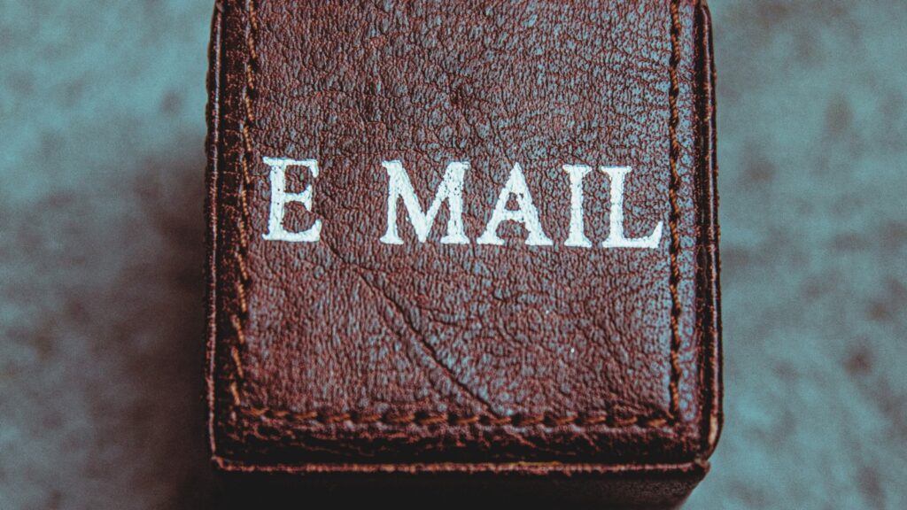 Pudełko skórzane z napisem email