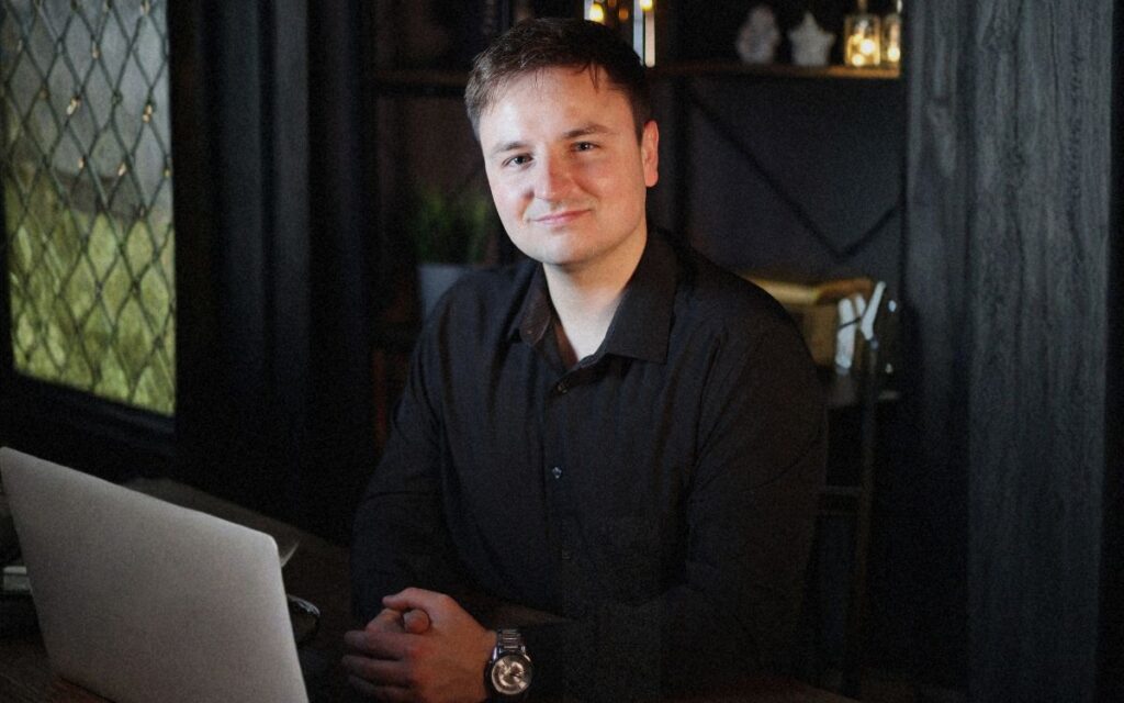 Arkadiusz Adamowicz przy biurku, Web Developer