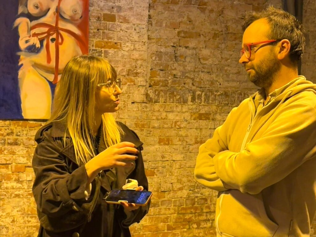 Patrycja podczas spotkania rozmawia z klientem