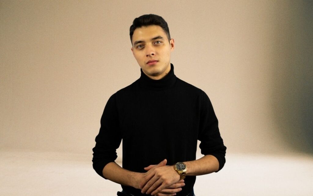 Mężczyzna w czarnym golfie